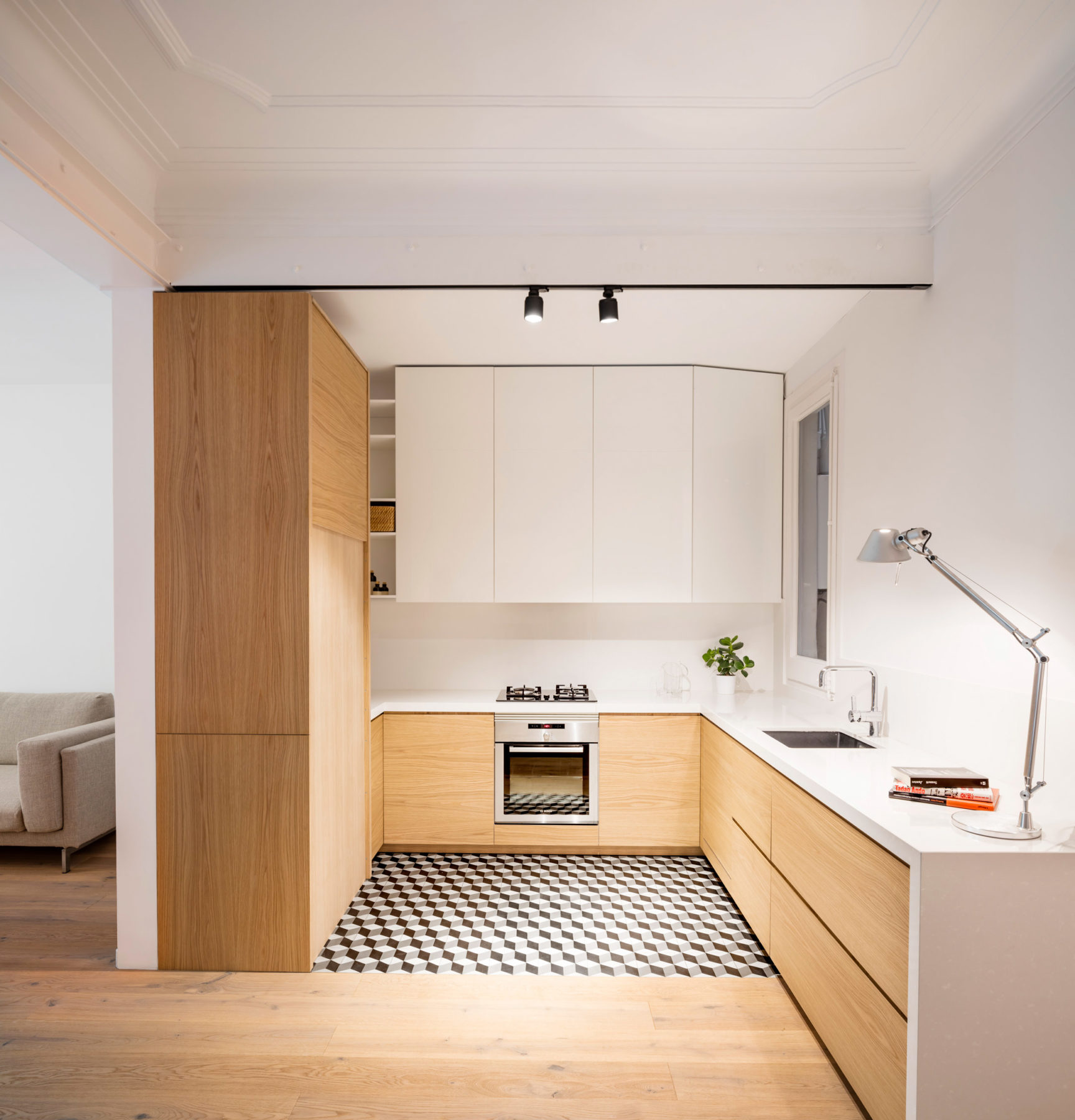 EO Arquitectura reforma un apartamento en el Eixample de Barcelona y le aporta luminosidad