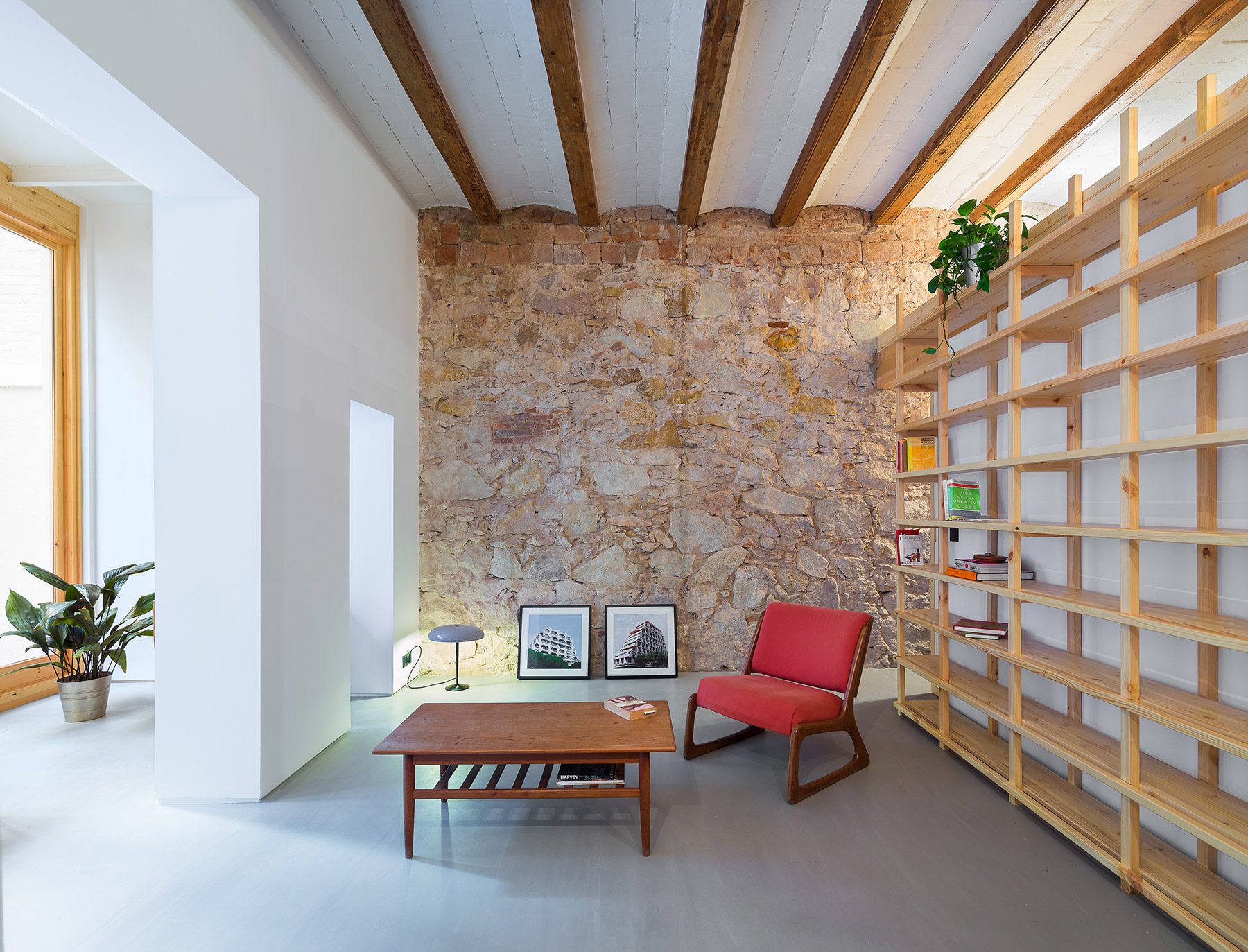 El estilo original de Can Ghalili, una vivienda reformada en Barcelona por los arquitectos de LoCa Studio
