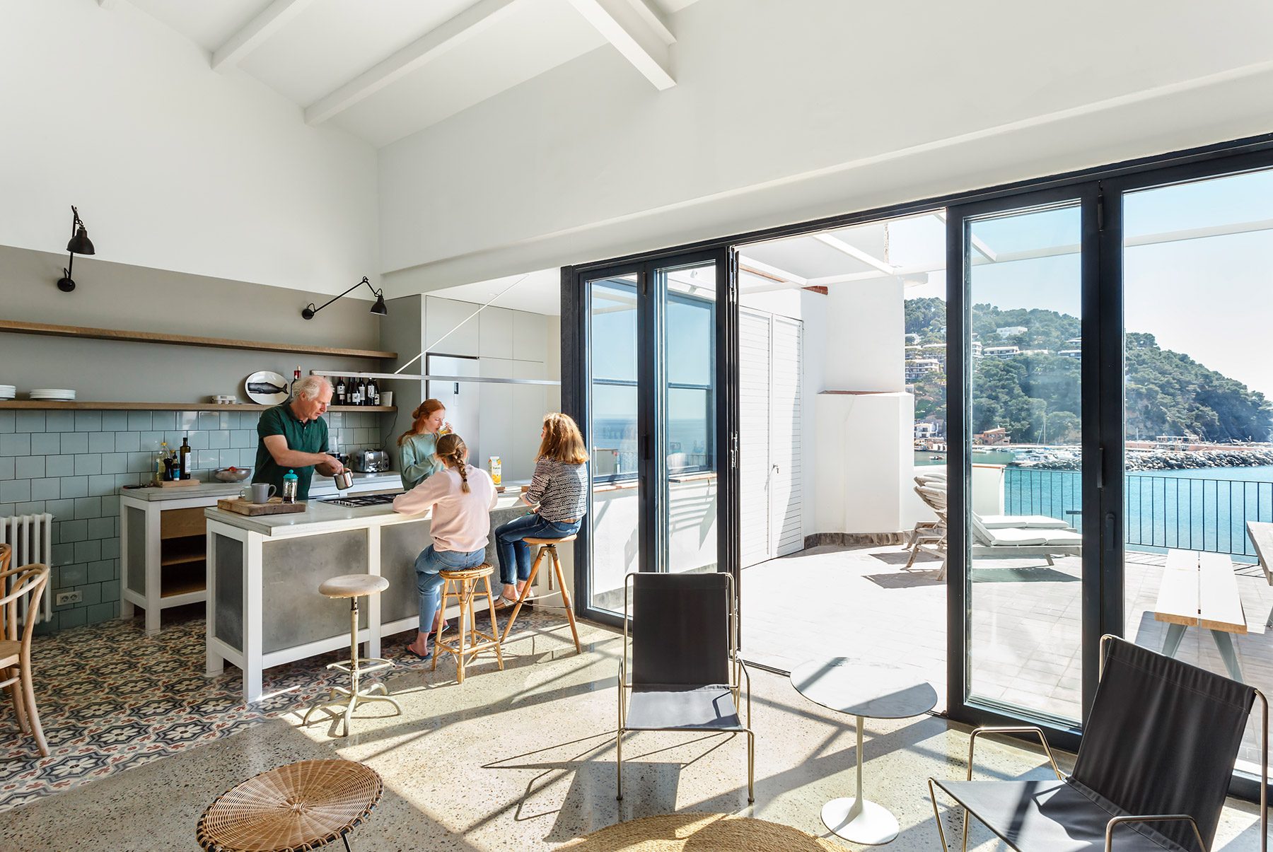 Nook rehabilita una vivienda en la Costa Brava potenciando su origen mediterráneo, con la iluminación natural y las vistas como protagonistas