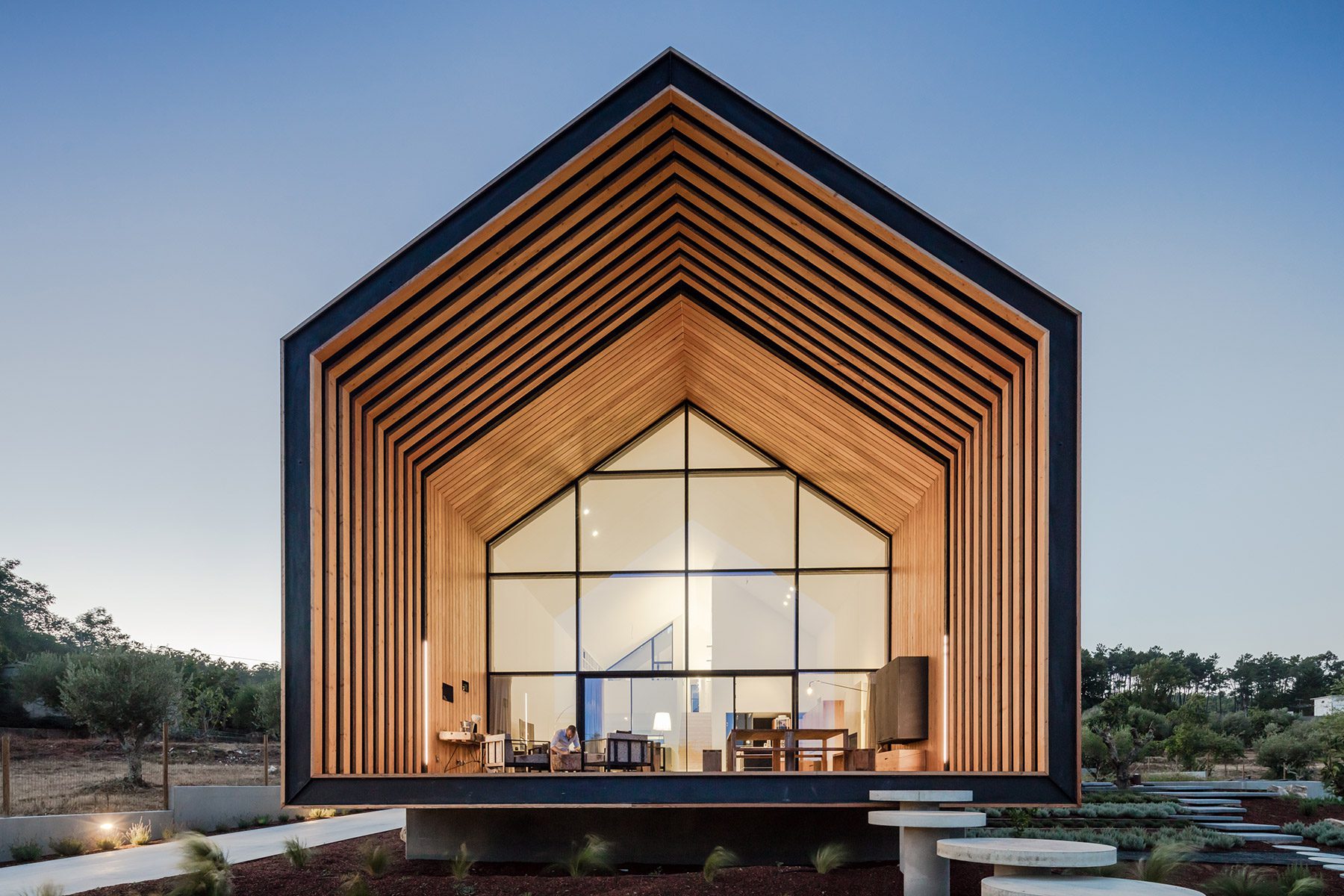 El arquitecto Filipe Saraiva diseña para él y su familia una original casa minimalista en Ourén, Portugal