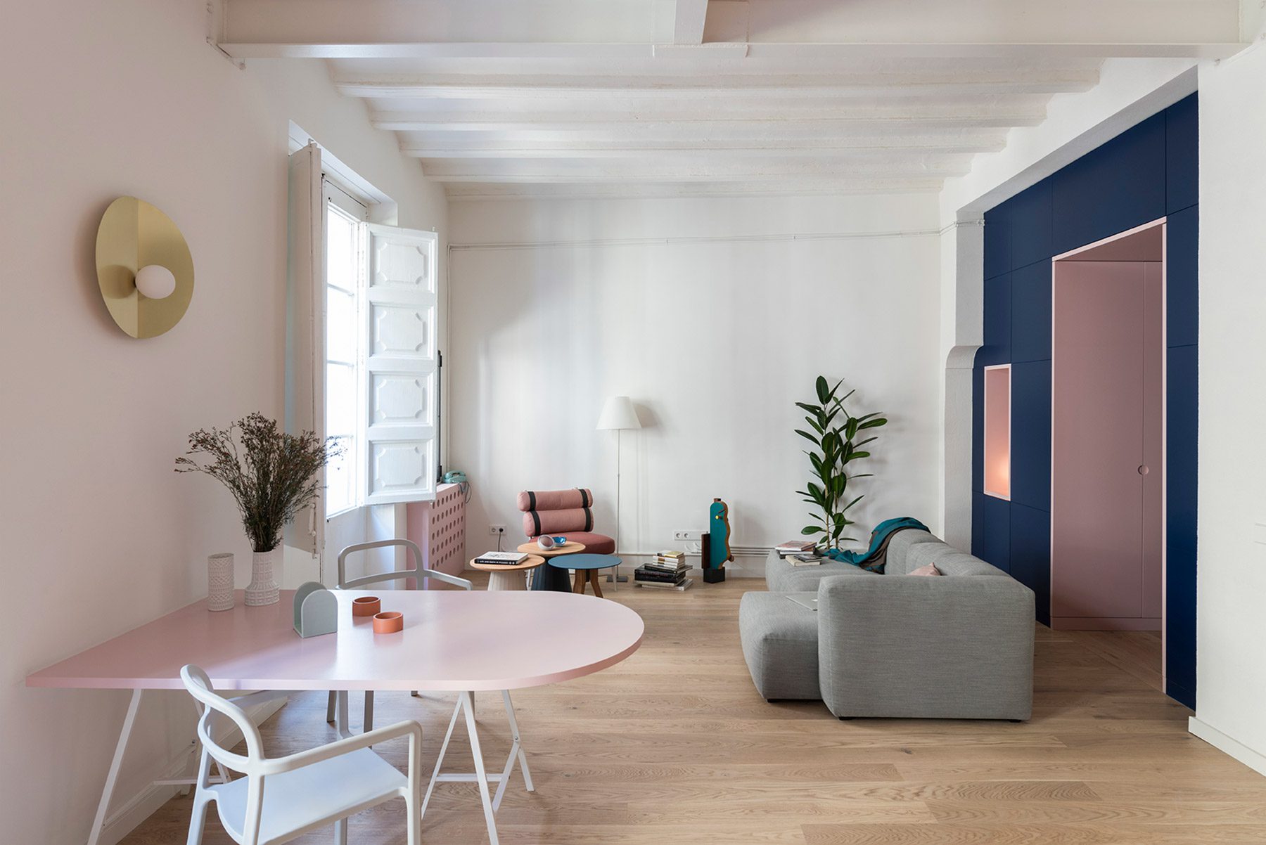 Los arquitectos Andrea Serboli y Matteo Colombo dan nueva vida a un apartamento en el Born de Barcelona