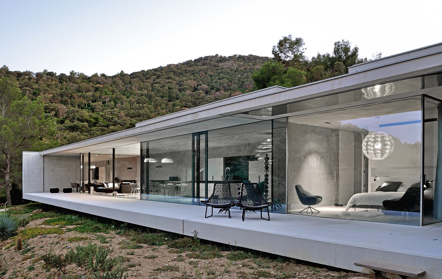 Una casa frente al Mediterráneo francés, integrada en su entorno gracias al diseño del estudio de arquitectura au*m