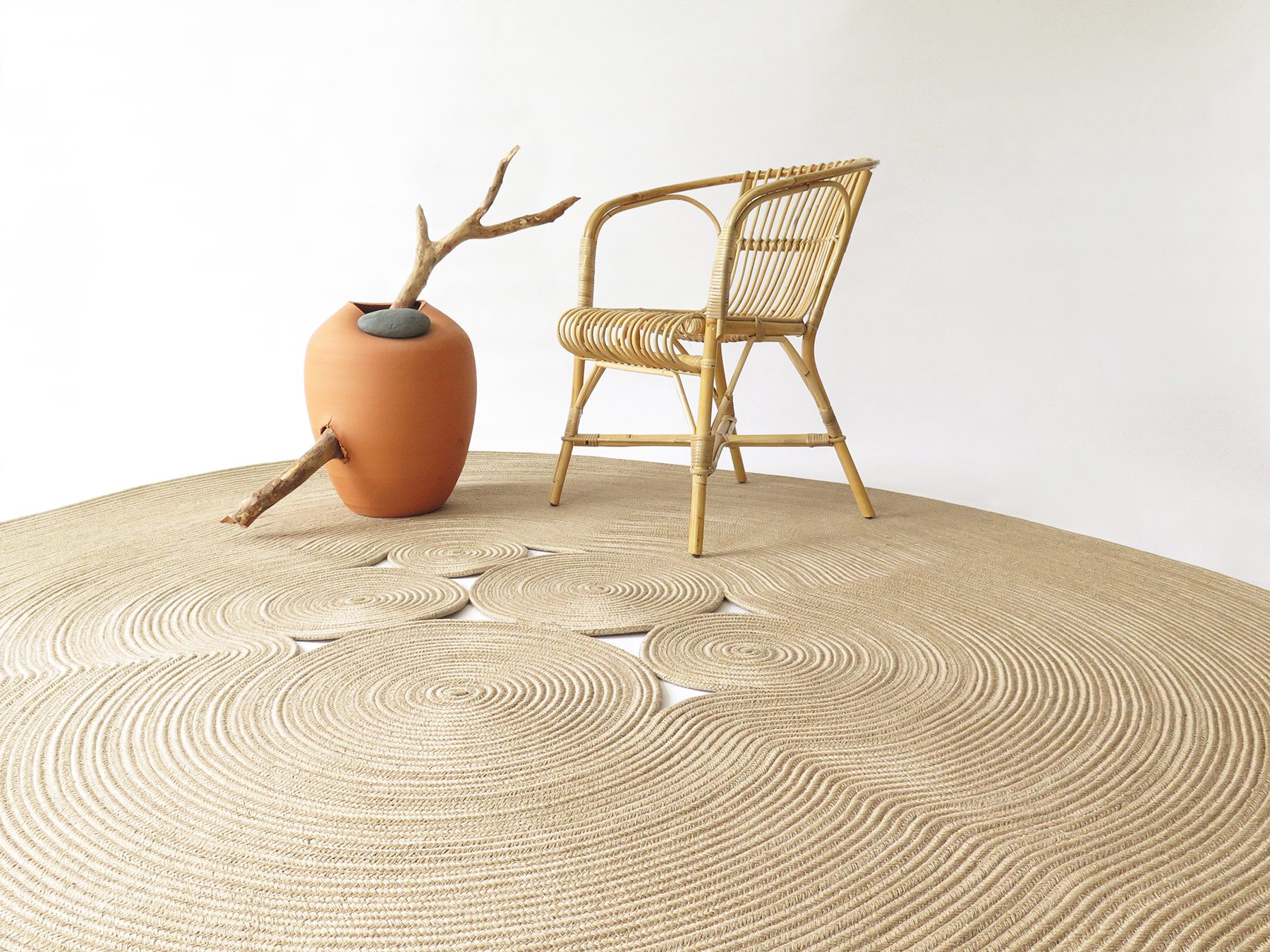 Magma Yute, una colección de alfombras de inspiración zen diseñada por Martín Azúa con fibras naturales