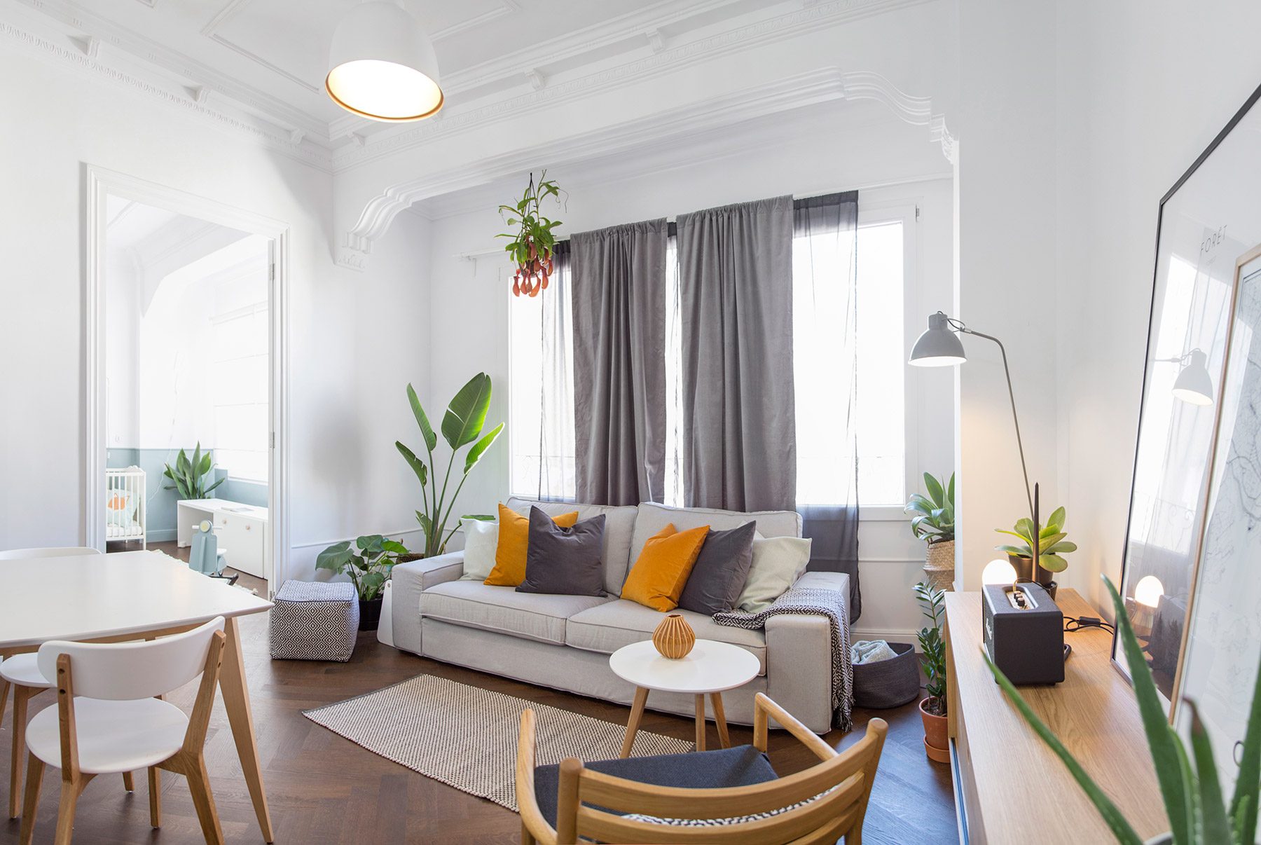 Homelabdesign Studio realiza la reforma de una vivienda en el primer ensanche de Valencia respetando su identidad