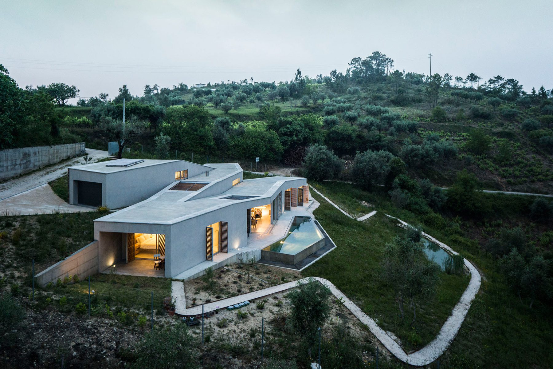 El estudio de arquitectura Camarim diseña una vivienda en la portuguesa Sierra de la Estrella que se mimetiza con el paisaje.