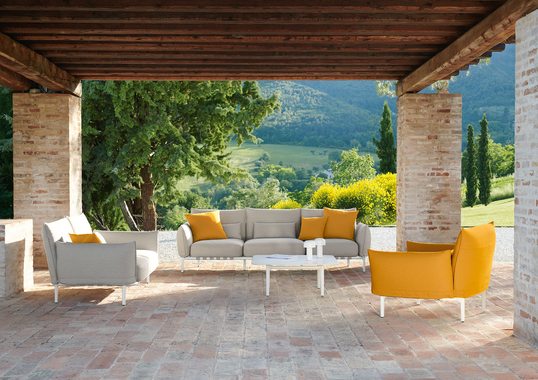 Barber & Osgerby crean un sistema sofisticado de sofás y sillones de exterior de gran comodidad y excelente calidad