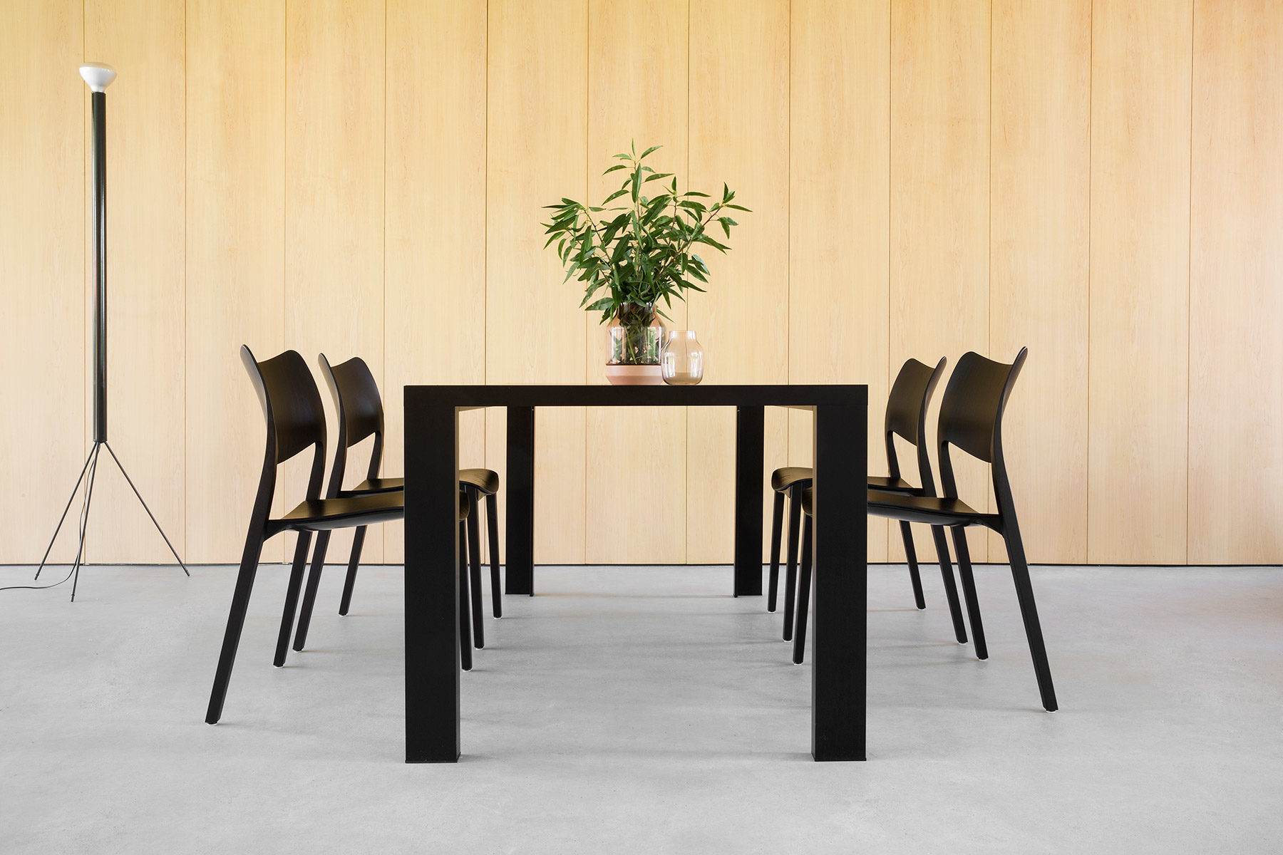 Deneb, diseñada por Jesús Gasca para Stua, una mesa con diseño minimalista, esencial