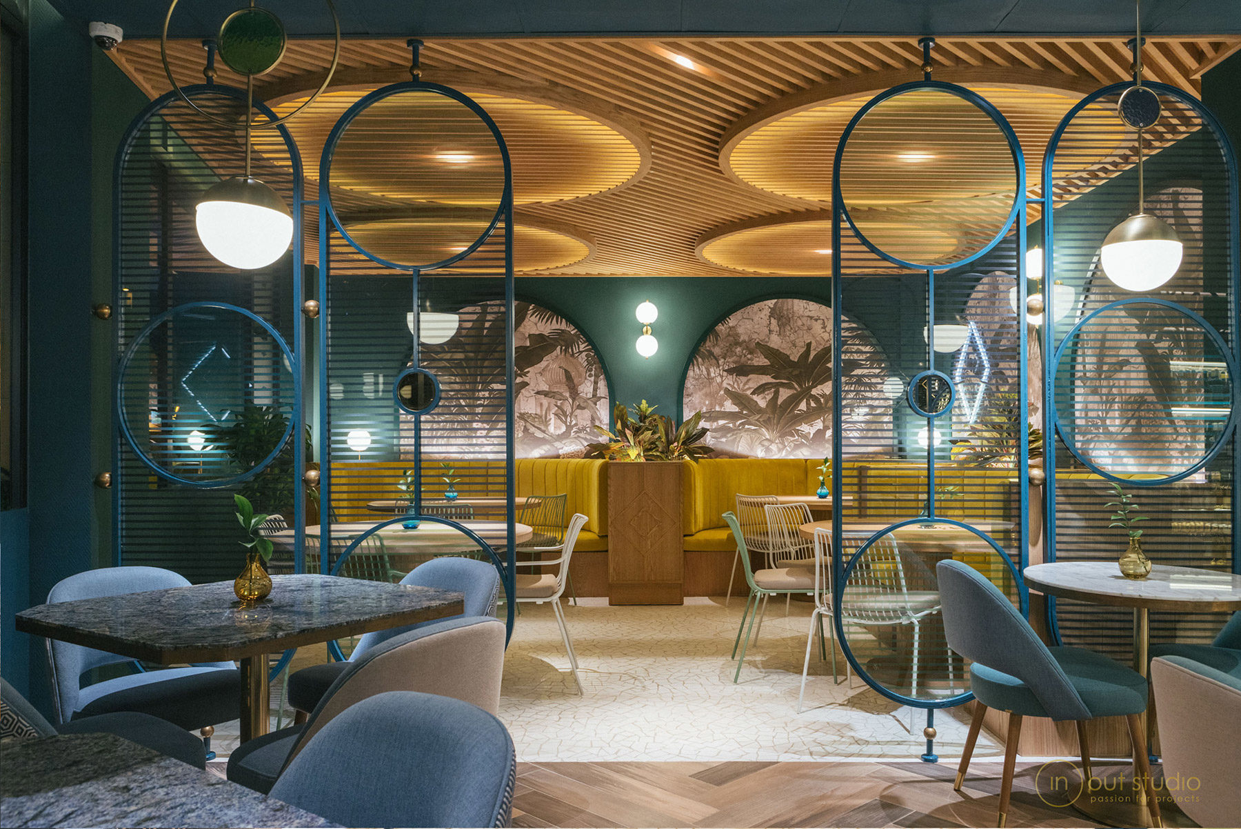 Nayra Iglesias realiza un proyecto espectacular para el restaurante Kai la Caleta, creando un espacio mágico donde el art decó se mezcla con estilos asiáticos