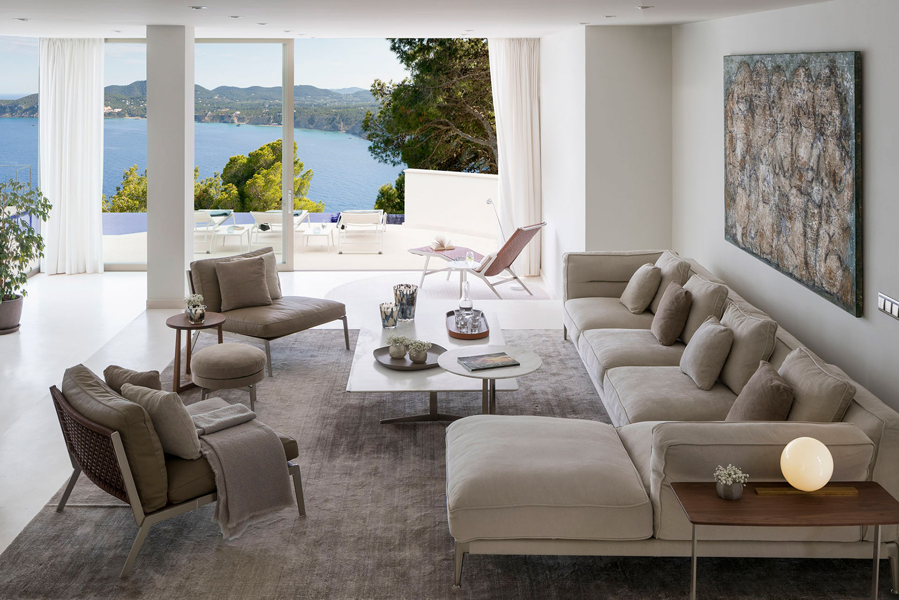 Terraza Balear diseña una casa familiar en Ibiza con el estilo exquisito propio de este estudio de interiorismo