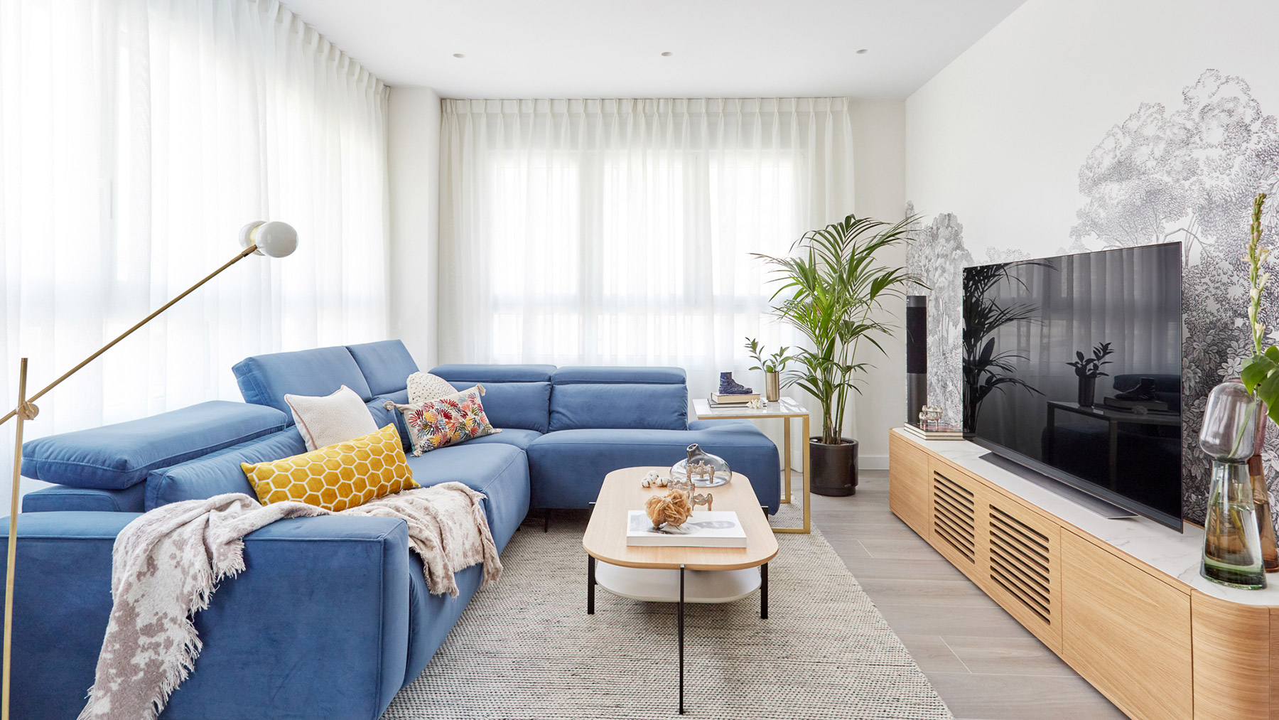 La luz y el color son los grandes protagonistas en este apartamento madrileño diseñado por Deleite Design
