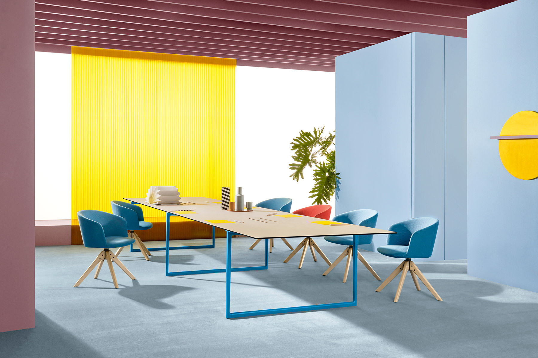 La mesa Toa creada por Robin Rizzini para Pedrali, combina un estilo técnico-industrial con un encanto decorativo