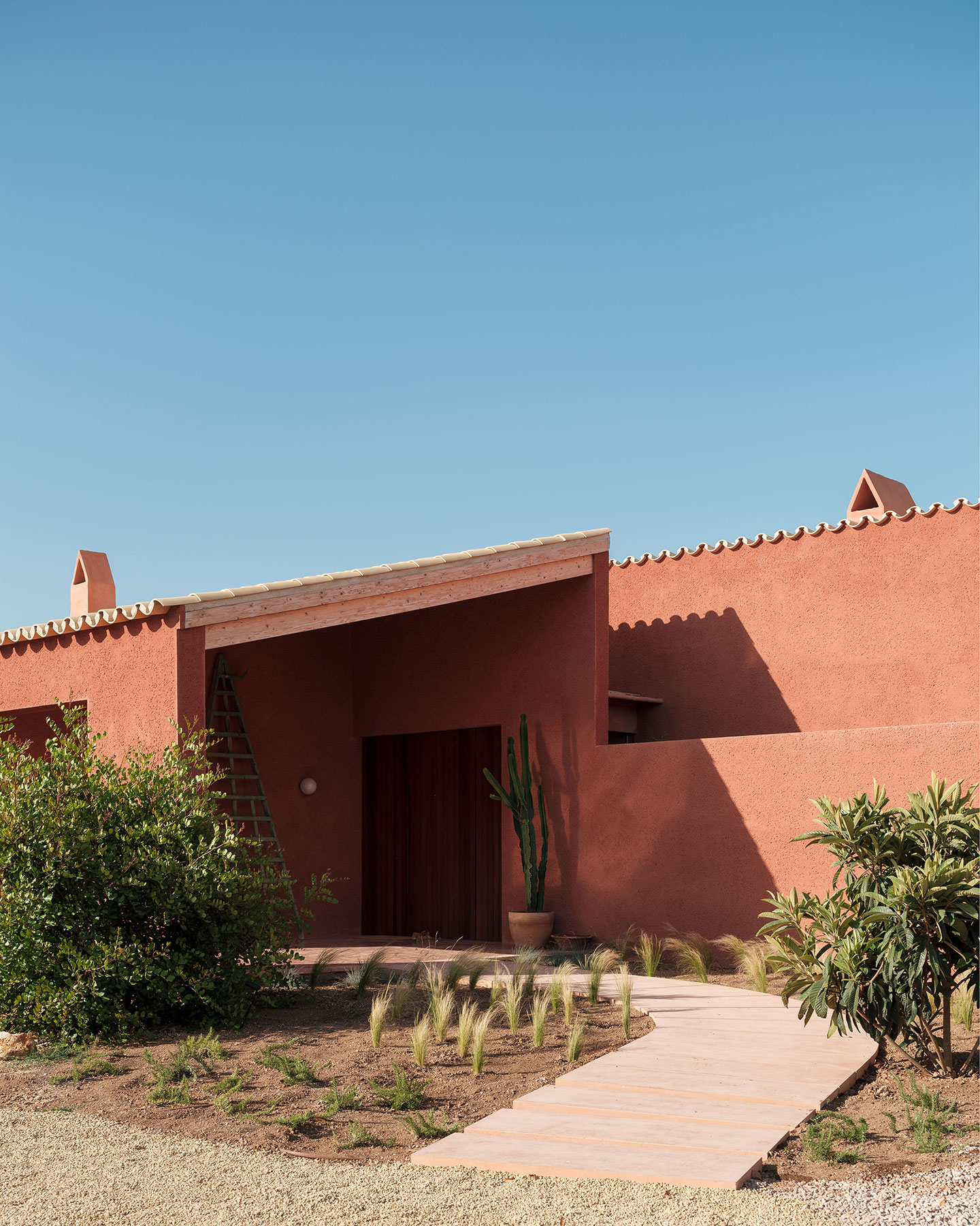 Isla Architects diseña una casa en el Pla de Mallorca con una paleta minimalista de materiales que revela la sencilla geometría del edificio