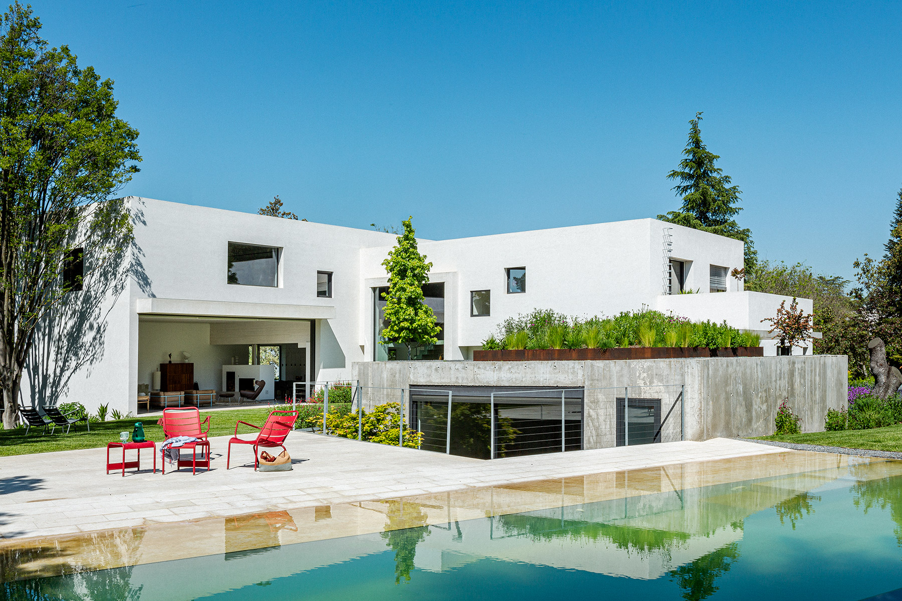 Ábaton diseña una casa en la zona norte de Madrid integrada en un paisaje de encinas, con un sistema constructivo que consigue una alta eficiencia térmica