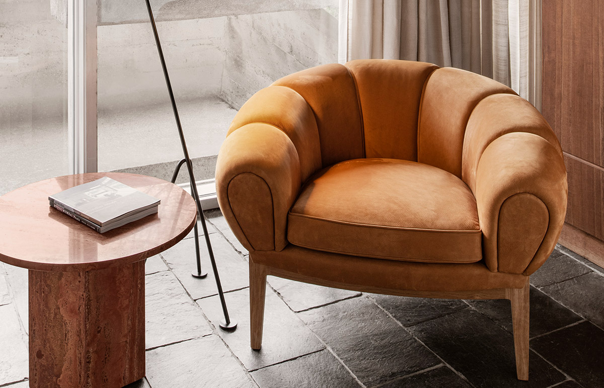 Gubi recupera el icónico diseño del sillón y el sofá Croissant del diseñador danés Wikkelsø adoptando su elaboración artesanal