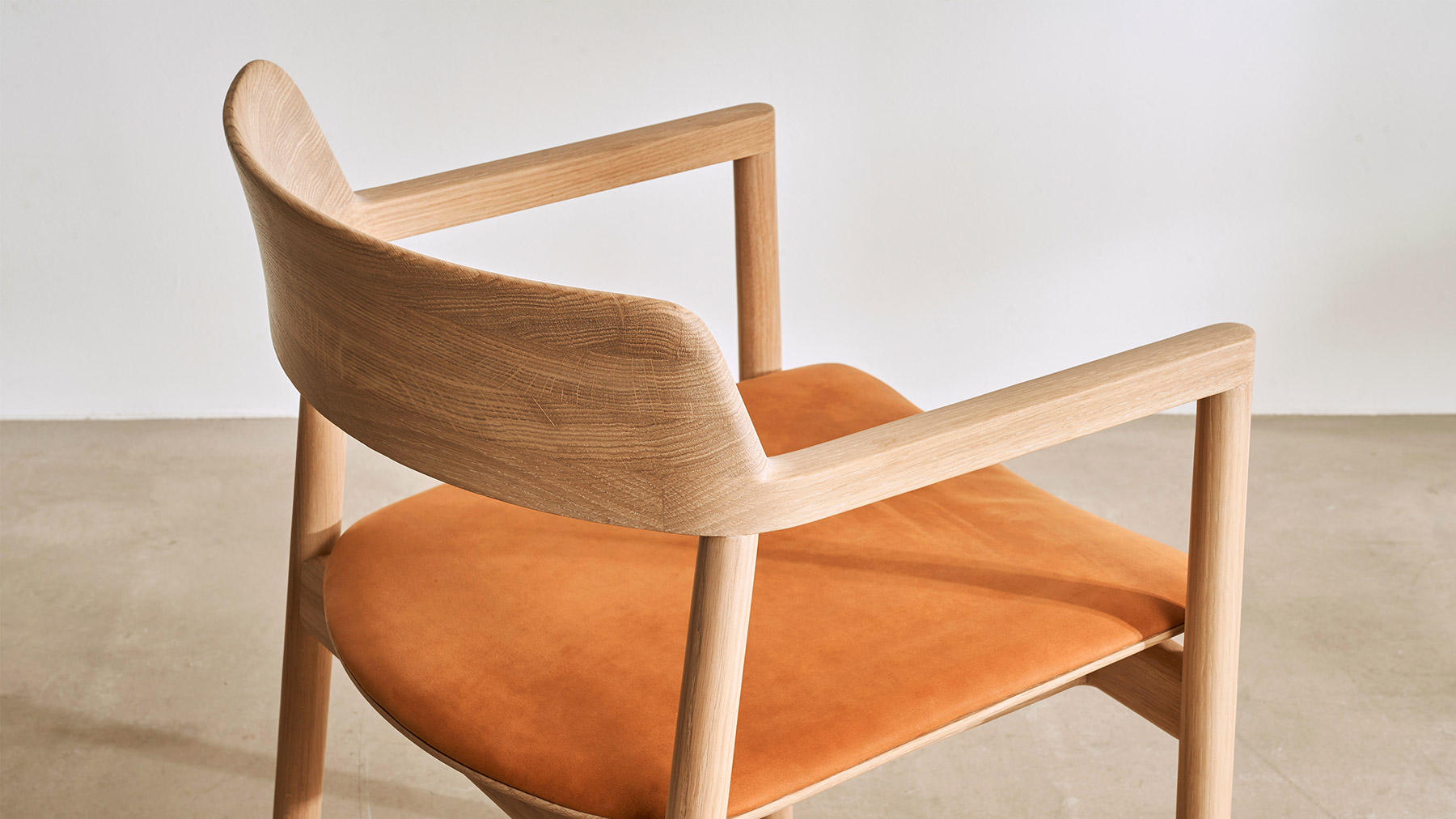 Foster + Partners diseña una nueva colección de sillas para complementar su actual colección Ovo de Benchmark