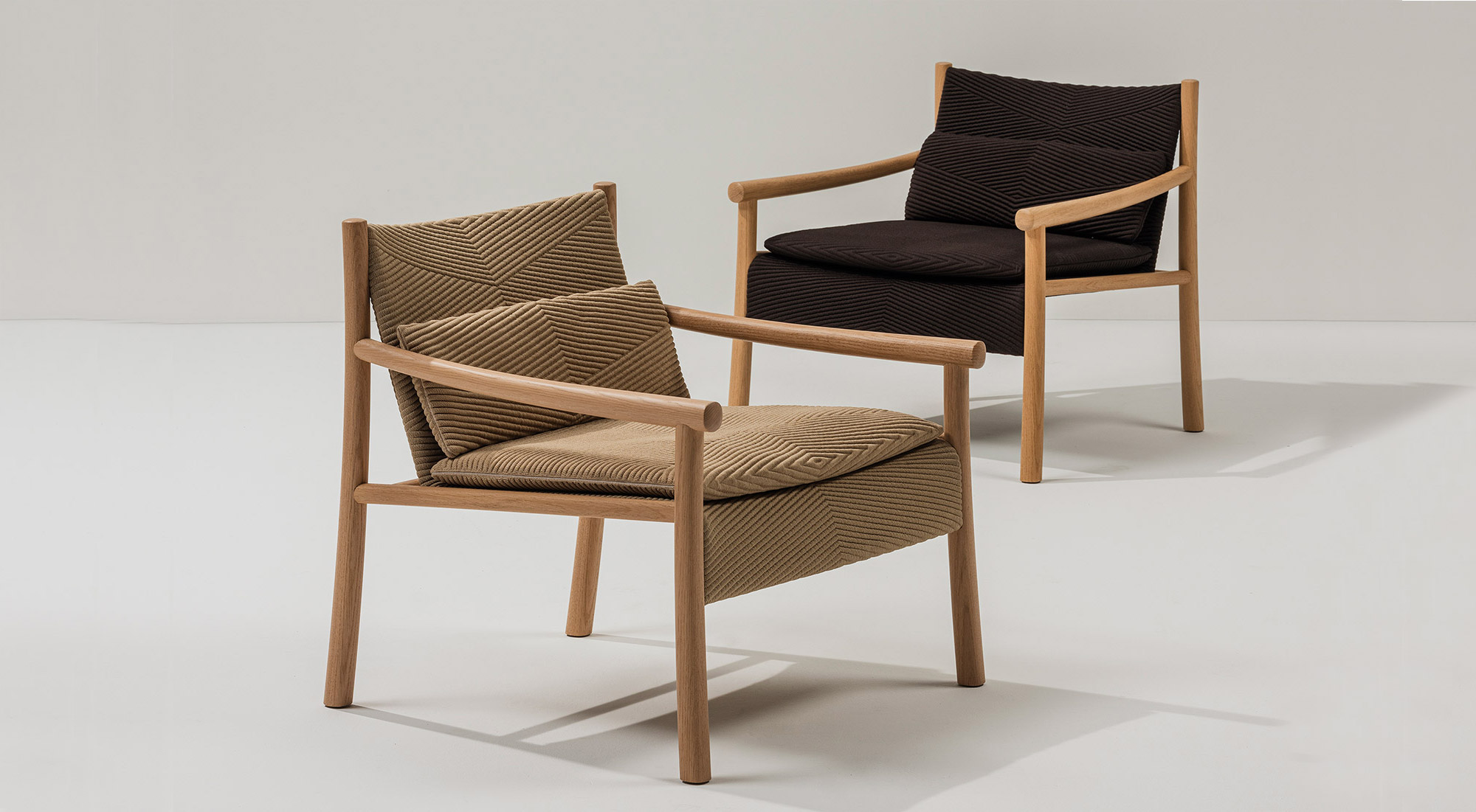 Kata, el primer sillón de madera maciza de Arper, diseñado por Altherr Désile Park inspirado en las sillas de madera y paja tejida hechas a mano