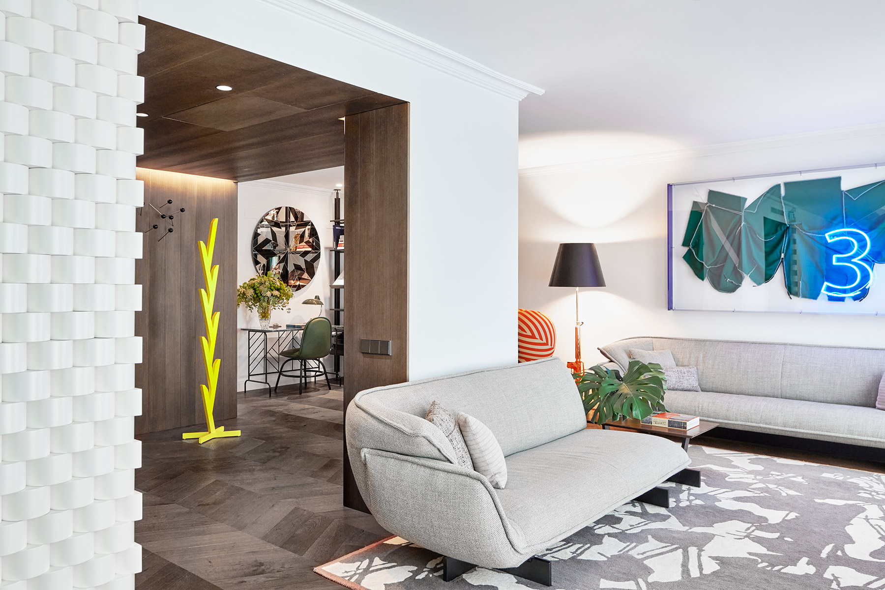 La casa del diseñador José Manuel Ferrero, director de estudi{H}ac, refleja en cada detalle su pasión por el mundo de la sastrería, los tejidos y las texturas