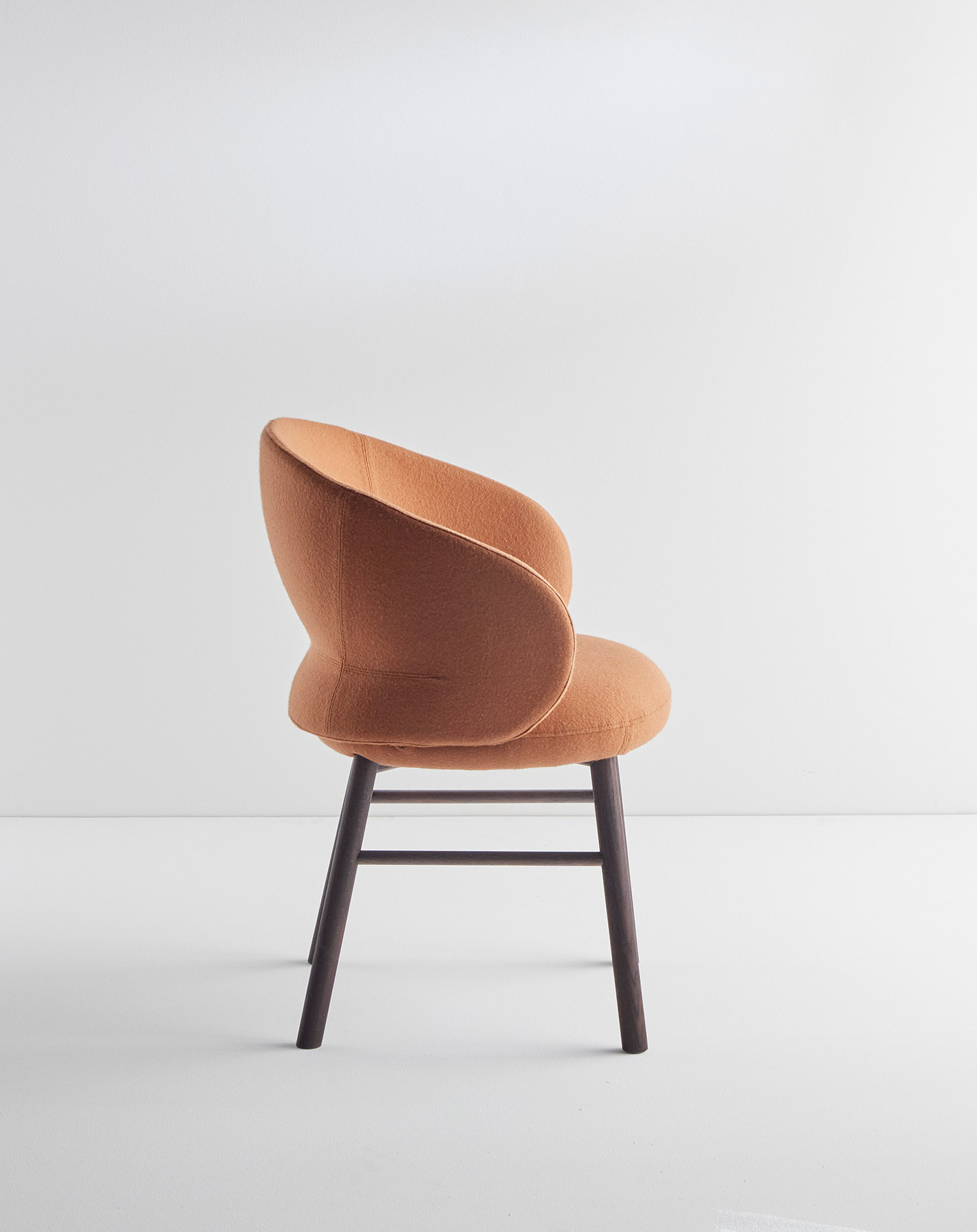 Alki presenta Pottolo, una nueva colección de asientos cómodos y redondeados, diseñados por el estudio Iratzoki & Lizaso