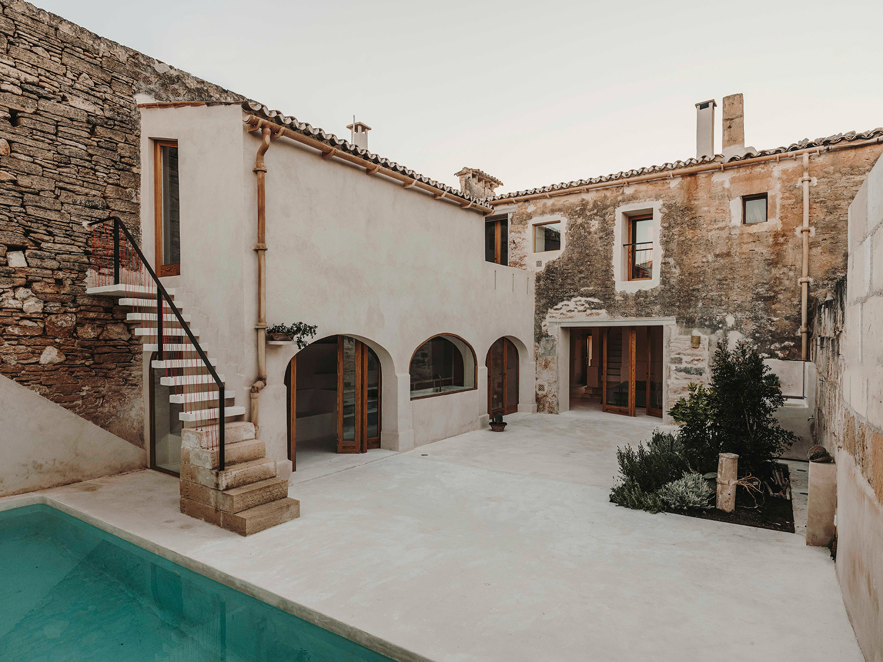 Cáñamo, una casa natural ejemplo de arquitectura ecológica, diseñada por Ideo Arquitectura en Ses Salines, al sur de la isla de Mallorca
