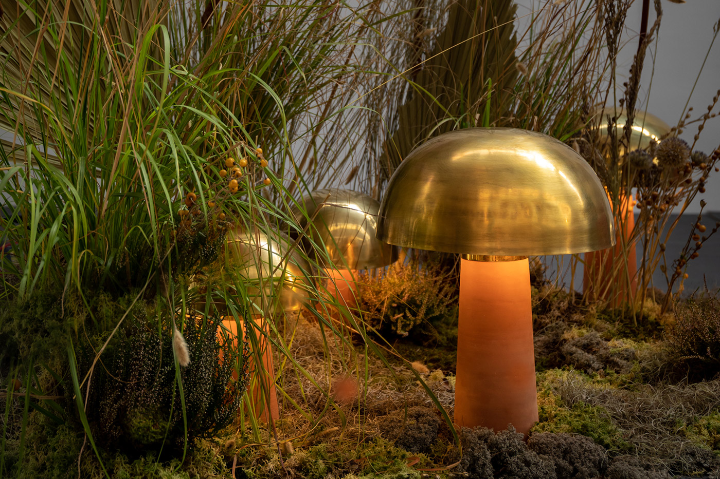 Let’s Pause presenta Tanami, una lámpara de sobremesa de diseño contemporáneo que mezcla dos elementos ancestrales como el barro y el latón