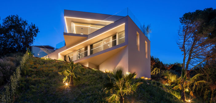 Artio Studio proyecta Casa Ladera, una vivienda que se articula a partir de volúmenes geométricos que ha supuesto un desafío arquitectónico