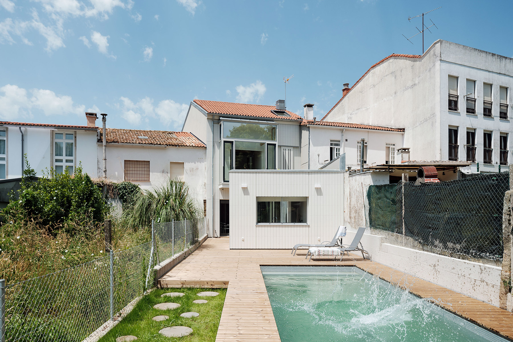 El estudio de arquitectos Arrokabe convierte una casa semiderruida en una luminosa y versátil casa de tres alturas en Santiago de Compostela