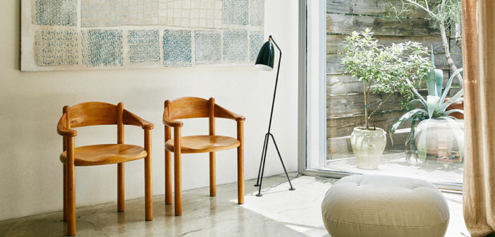 Gubi edita el sillón Daumiller de pino, intemporal en su forma, fiel a su material y centrado en su función