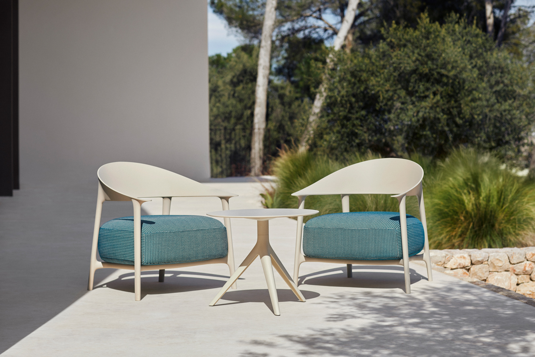 El sillón África y la silla Manta, nuevas piezas creadas por Eugeni Quitllet para Vondom, que evoluciona hacia productos refinados más allá del plástico