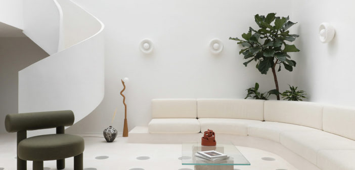 El estudio parisino Heju Studio convierte un antiguo taller en una hermosa vivienda con toques oníricos, llena de originales soluciones para aprovechar al máximo la luz