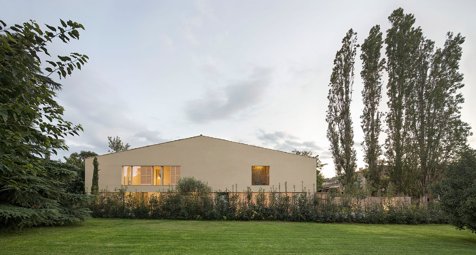 PMMT Arquitectura diseña una vivienda unifamiliar en el Baix Empordà con enfoque bioclimático y un tipo de construcción preindustrializada y Km0