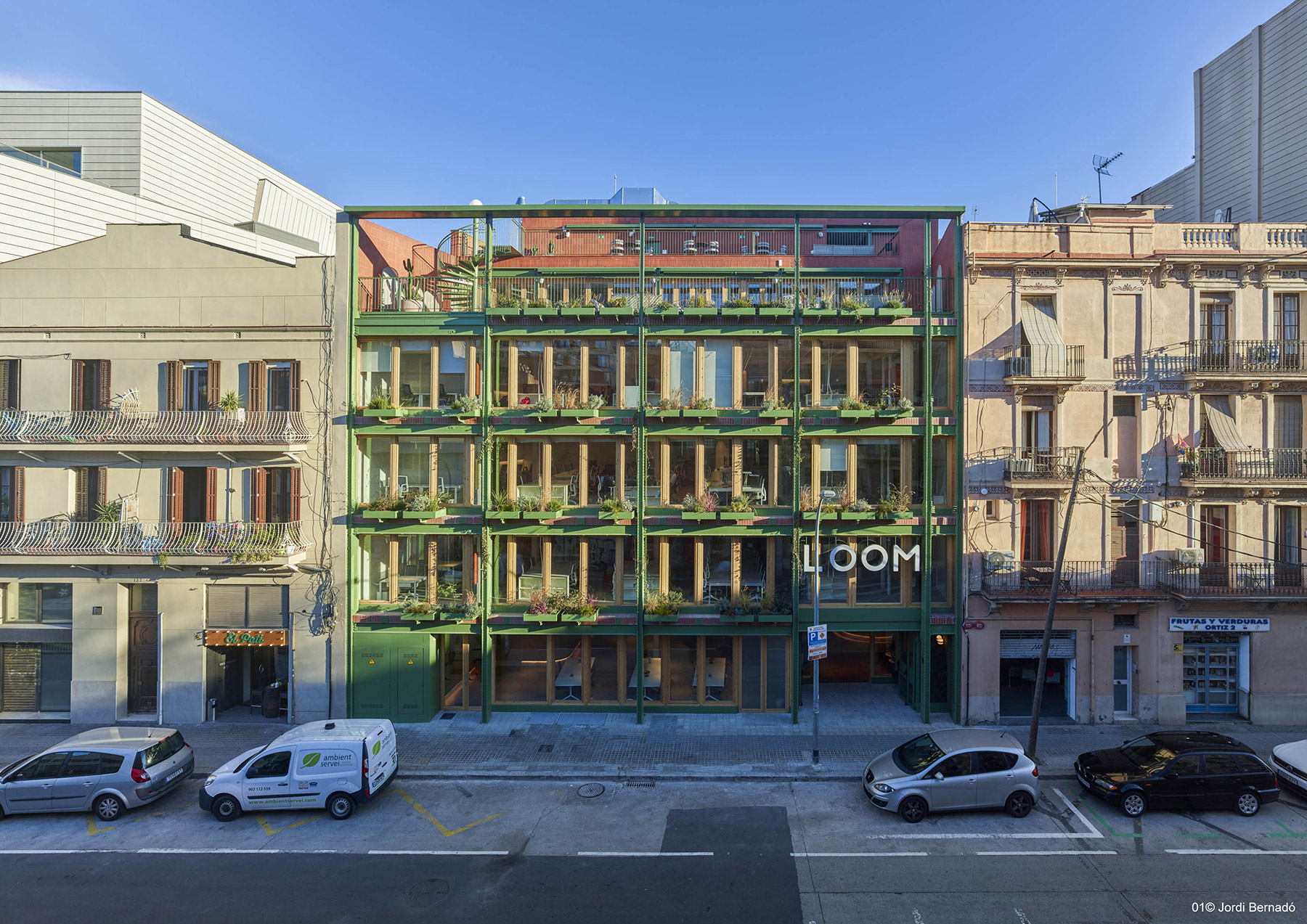 El arquitecto Daniel Modòl transforma una ferretería histórica de Barcelona en un coworking, concebido bajo criterios de sostenibilidad, ahorro energético y confort del usuario