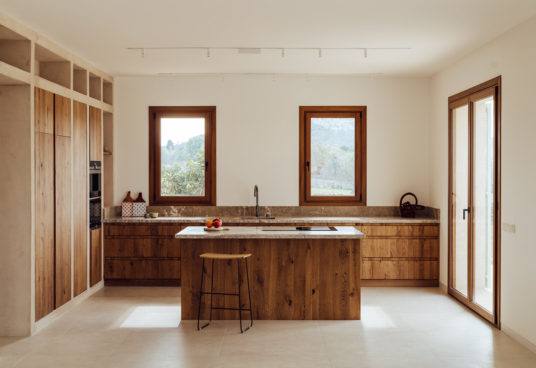El estudio Bloomint Design realiza el interiorismo de Can Roig, una casa construida con arquitectura tradicional en el interior de Mallorca rodeada de un entorno natural extraordinario