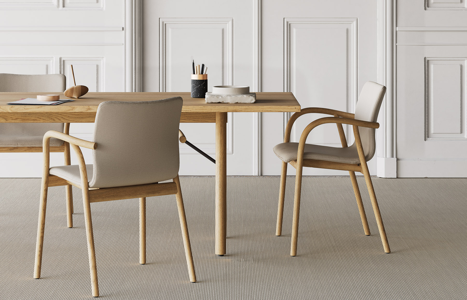 Naoto Fukasawa diseña para Kettal una colección de sillas y escritorios de madera maciza con un enfoque poco común en los entornos de oficina