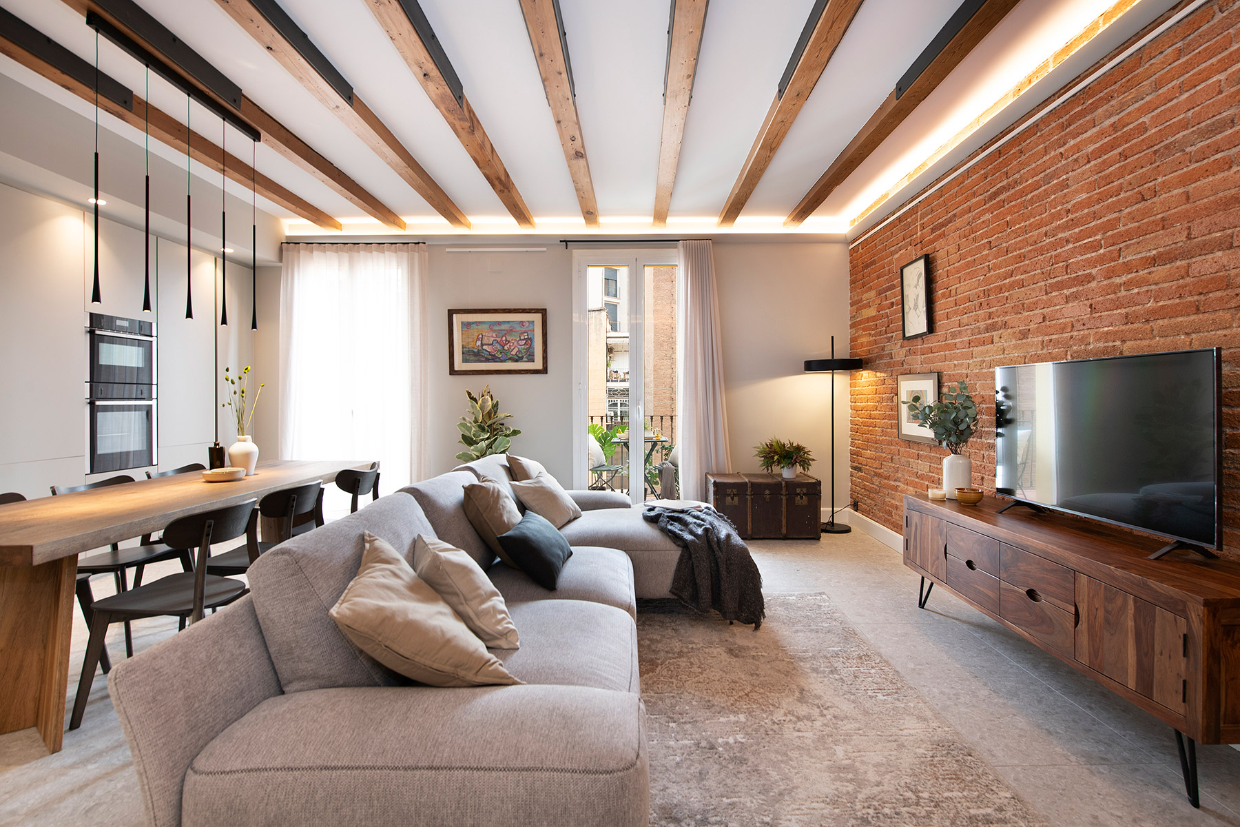 Sincro desarrolla el interiorismo de un piso de 1895 conservando las características propias de las viviendas del Eixample de Barcelona