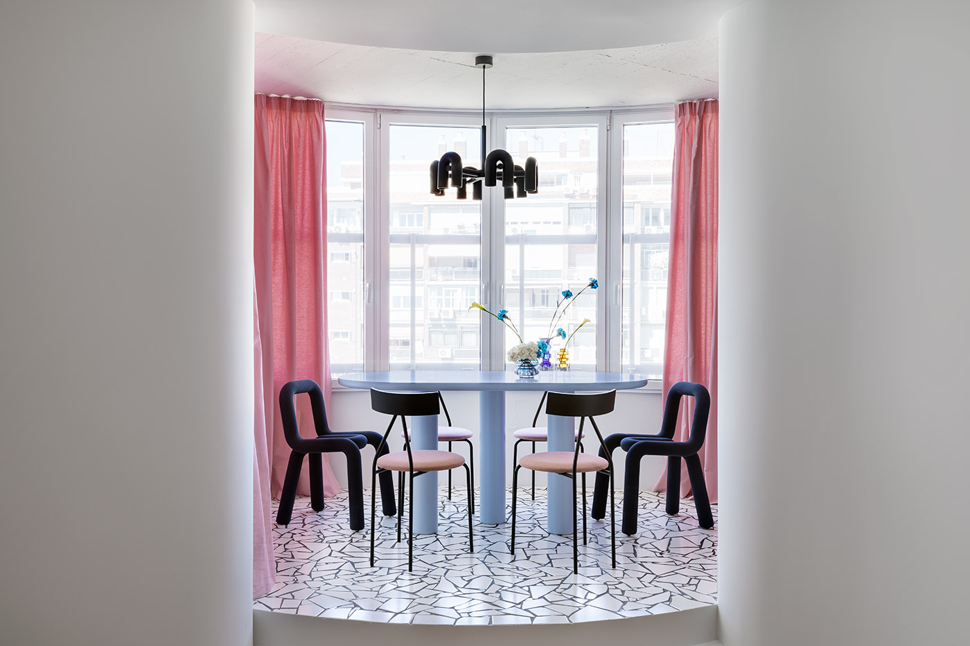 La arquitecta María Lozano diseña un apartamento en el edificio Torres Blancas de Madrid, un espacio perfecto para su nuevo hogar y su estudio de diseño