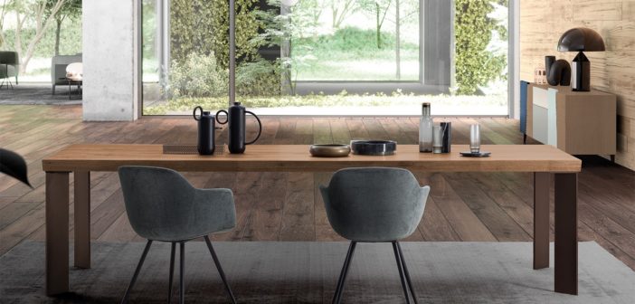 Devina Nais incorpora nuevos modelos de mesas de comedor con una interpretación muy moderna del mobiliario de madera